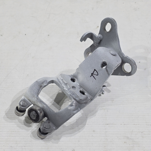 Петля двери Toyota Alphard 1 поколение (H10), 2002 - 2008
